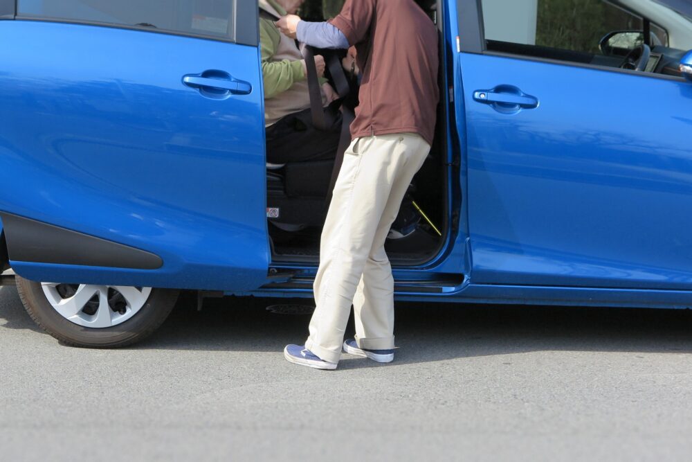 青い車