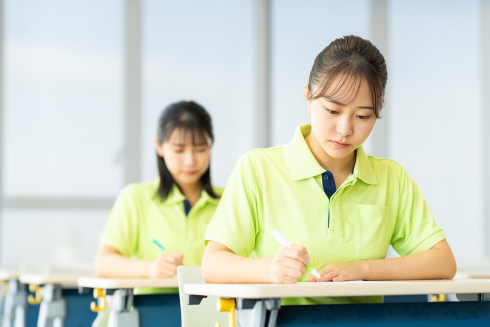 勉強している介護士