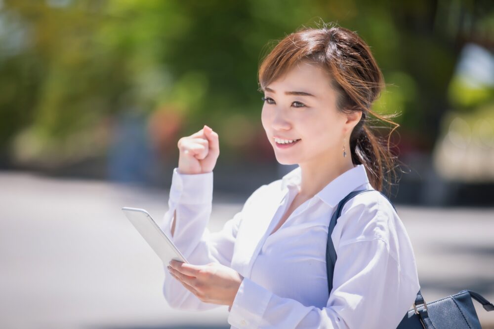 ガッツポーズ 女性 30代