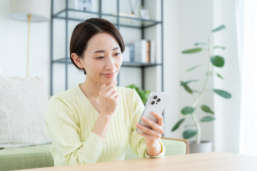 スマホ 調べる 女性 40代